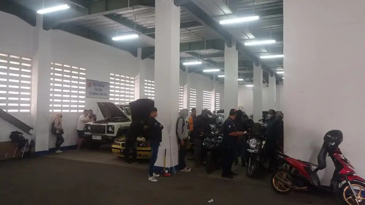 Petugas Cek Fisik di Gedung Pelayanan BPKB Polda Jabar
