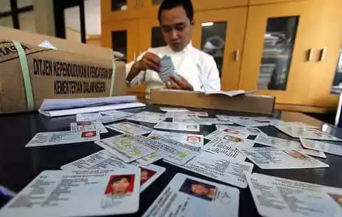 Petugas Dukcapil DKI sedang meneliti KTP yang akan dicabut NIK