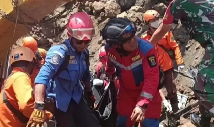 Petugas Evakuasi Jasad Operator Alat Berat