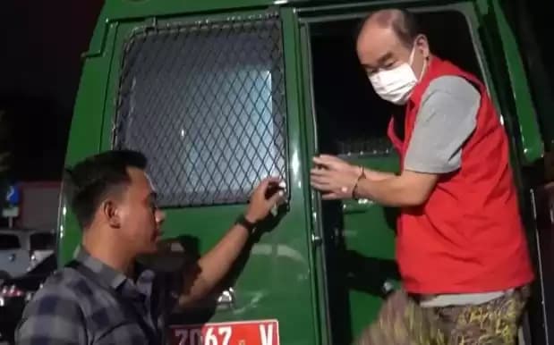 Petugas Kejaksaan Kabupaten Tangerang saat menggiring Lee Soo Hyun.