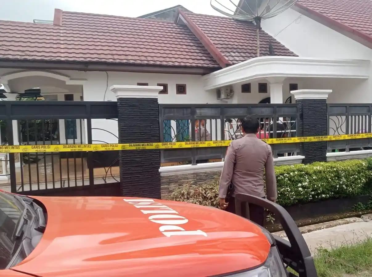 Petugas kepolisian memasang garis polisi di rumah korban perampokan disertai pembunuhan