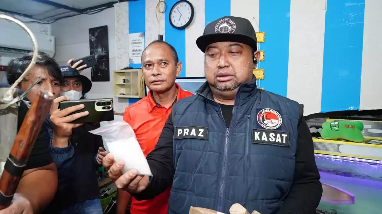 Petugas kepolisian menemukan sejumlah barang bukti narkotika dalam penggrebekan Kampung Muara Bahari