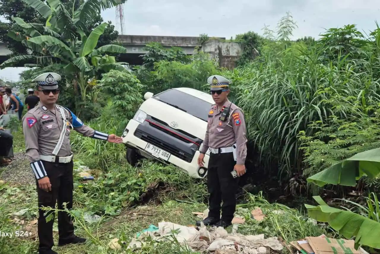 Petugas Lantas Polres Probolinggo Kota datang ke lokasi kejadian