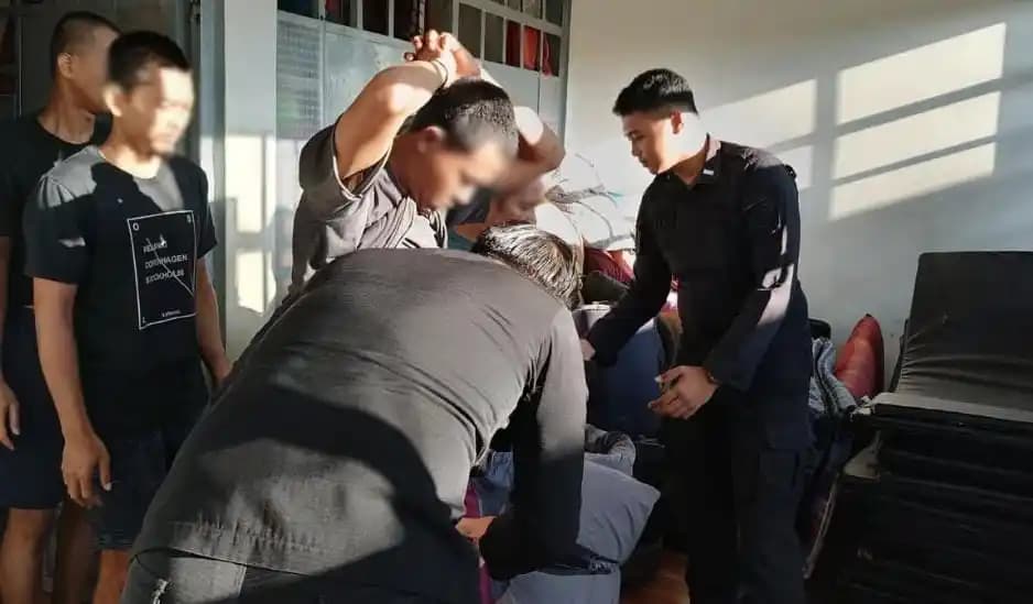 Petugas Lapas Kelas IIA Jambi saat melakukan penggeledahan