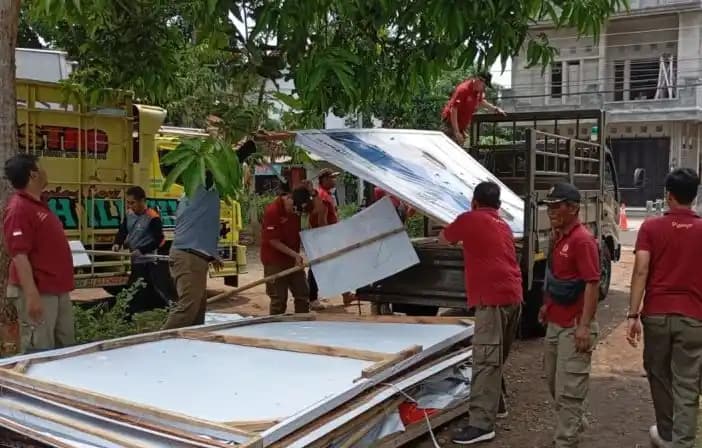 Petugas menertibkan APK melanggar