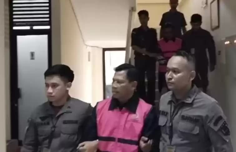 Petugas mengawal dua oknum perangkat desa tersangka korupsi APBDes