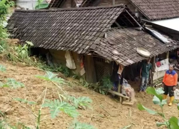 Petugas meninjau rumah terdampak longsor