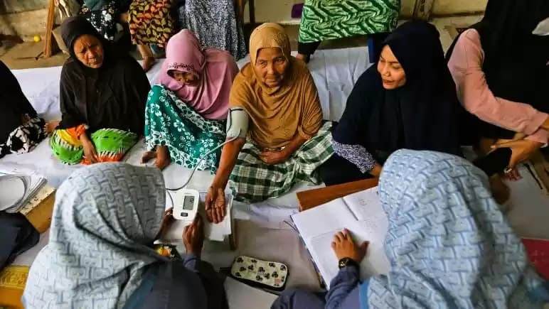 Petugas puskesmas memeriksa kesehatan warga lansia di Pos Pembinaan Terpadu
