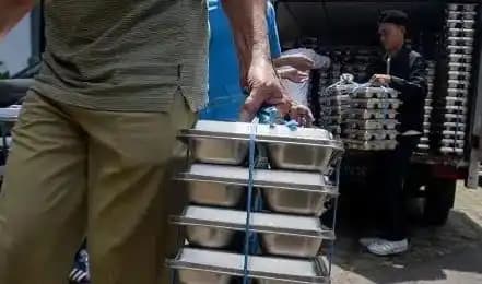 Petugas sekolah membawa menu MBG di Bandung, Jawa Barat