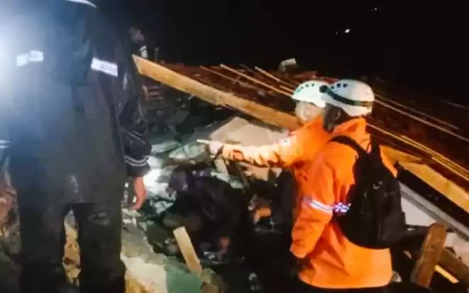 Petugas Tim SAR Carir korban tertimbun Longsor di garut