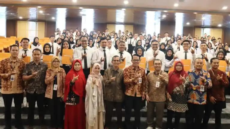 Pimpinan Universitas Jambi bersama para CPNS baru