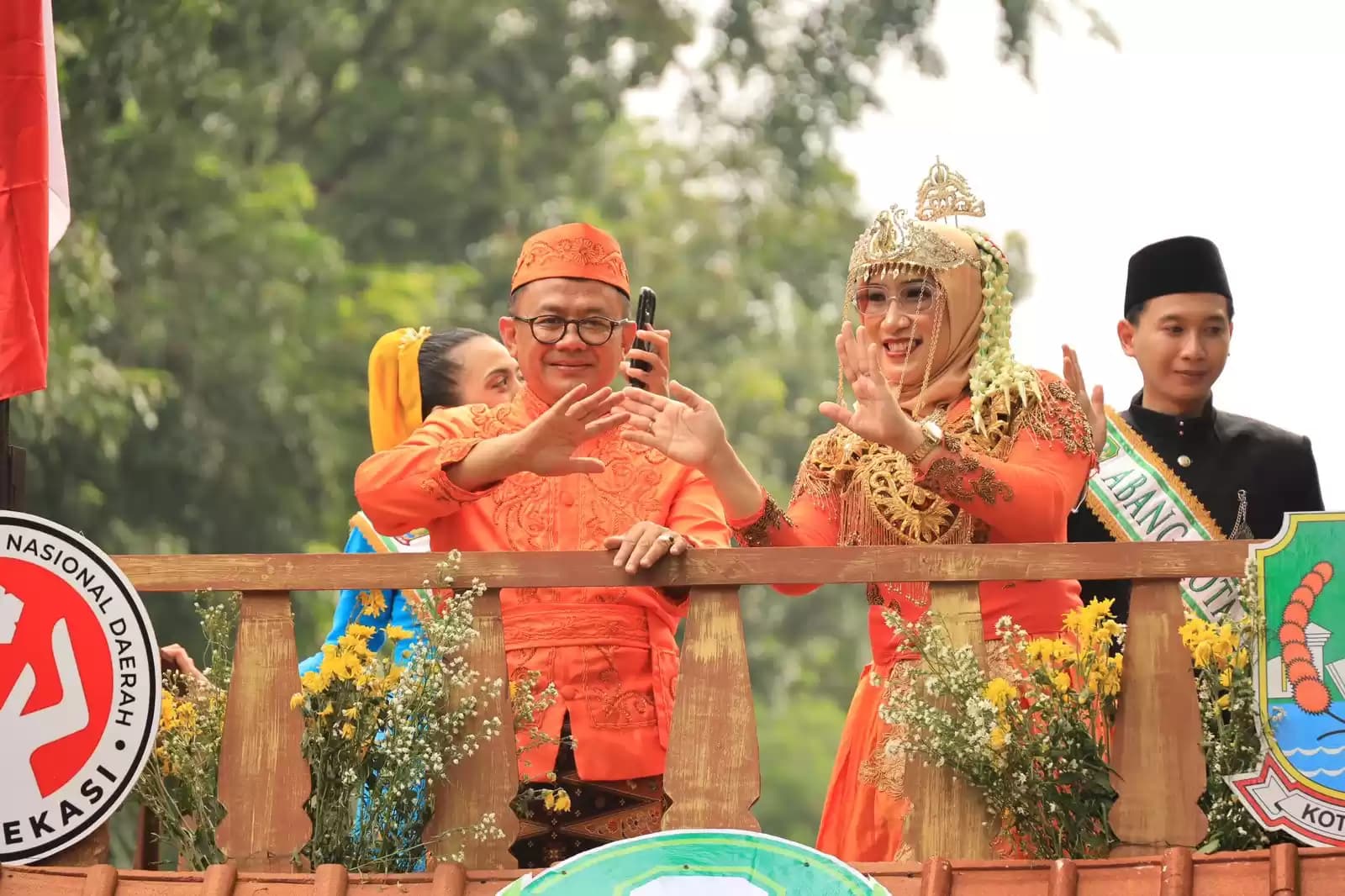 Pj Walikota Bekasi Bersama Ketua Dekranasda Kota Bekasi, Yolla Kusuma Gani Tampil Berpakaian Adat Di HUT Dekranas ke-44 Di Kota Solo