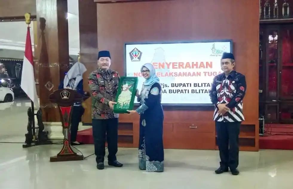 Pjs Bupati Blitar Jumadi saat menyerahkan penyerahan nota pelaksanaan tugas kepada Bupati Blitar Rini Syarifah