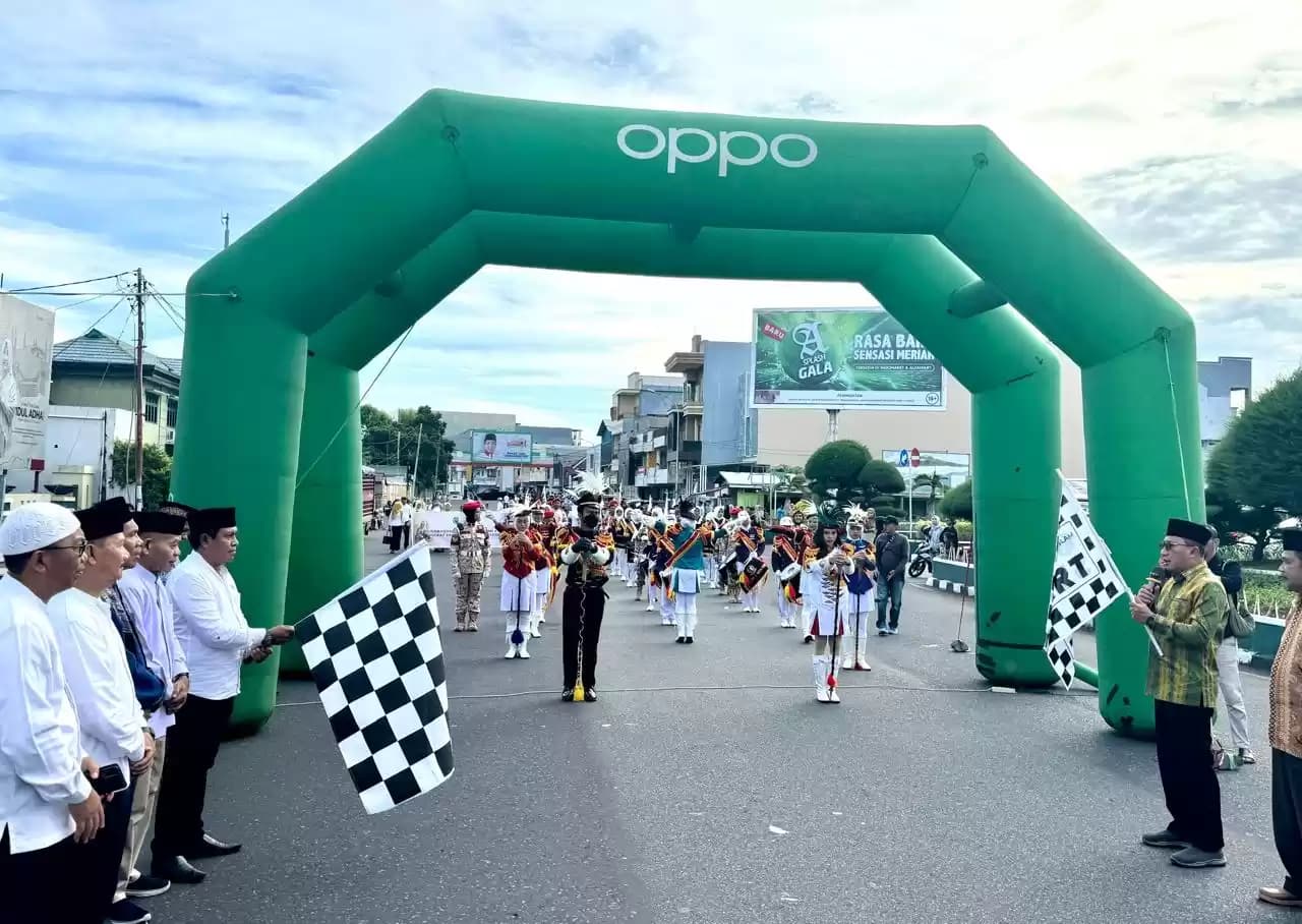 Plh Sekda Provinsi Maluku Utara Kadri Laetje (kemeja putih sedang memegang bendera untuk melepaskan peserta MTQ) (Foto: Ist)