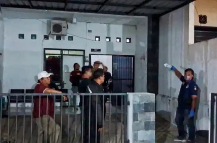 Polisi melakukan olah TKP di sebuah indekos di Semarang