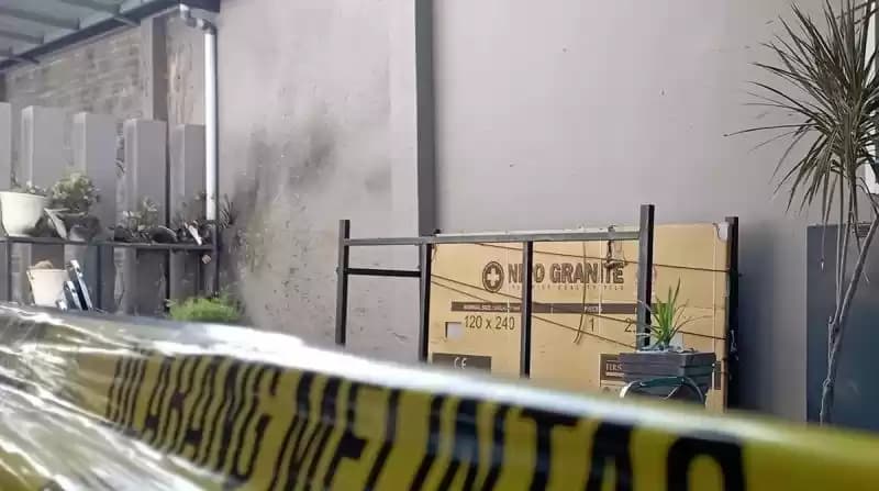 Polisi memasang pita garis polisi di rumah Bacagub Aceh di Banda Aceh
