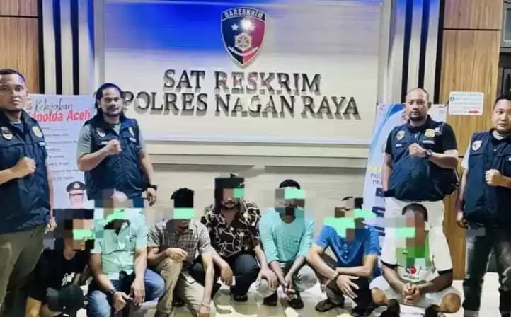 Polisi memperlihatkan tujuh orang terduga pelaku judi kartu remi