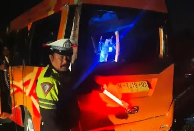Polisi menunjukkan minibus yang menabrak dump truk