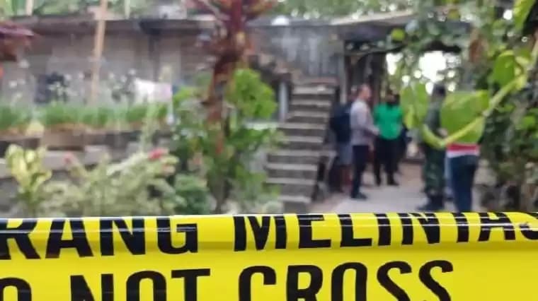 Polisi saat di lokasi kejadian, seorang ibu yang diduga membunuh dua anak kandungnya