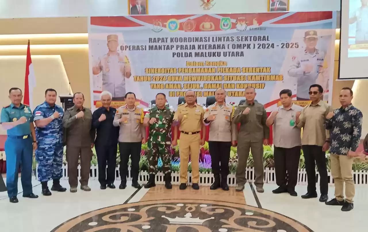 Pose bersama Pj Gubernur Maluku Utara, Samsuddin Abdul Kadir beserta Forkopimda