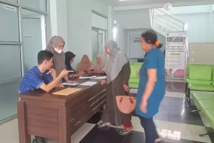 Posko pengaduan penonaktifan NIK di Kelurahan Pasar Manggis, Jakarta Selatan, Kamis (25/4/2024)
