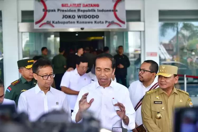 Presiden Joko Widodo memberikan keterangan pers usai mengunjungi Badan Layanan Umum Daerah (BLUD) Rumah Sakit Konawe di Sulawesi Tenggara dalam keterangannya, Selasa (14/5/2024). (Dok. Biro Pers Sekretariat Presiden)