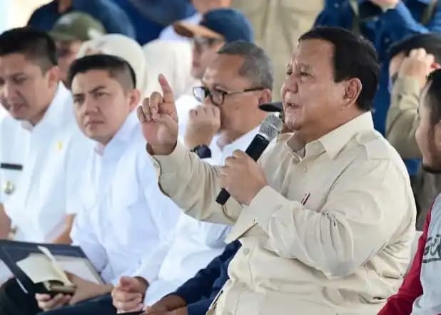 Presiden Prabowo Subianto saat kegiatan tanam padi serentak di Kabupaten Ogan Ilir, Provinsi Sumatra Selatan, pada Rabu (23/4/2025).