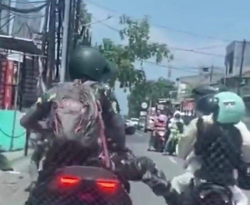 Terungkap Sosok Pria Berseragam Loreng Tendang Pemotor Ibu Bonceng Anak