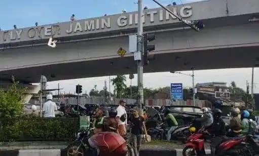Pria Melompat dari Flyover Jamin Ginting Medan