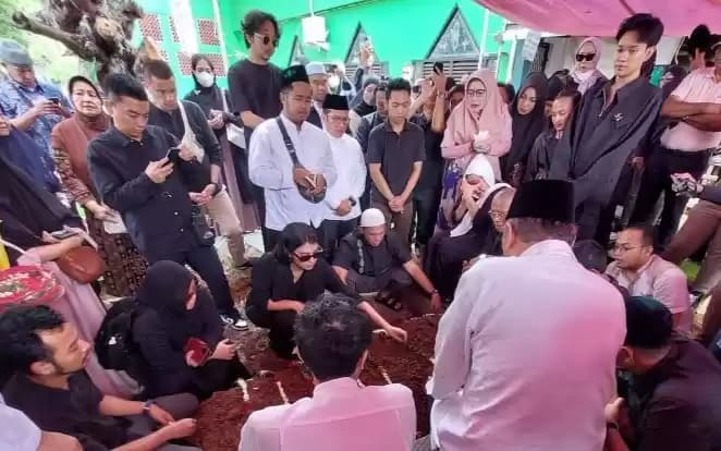 Prosesi pemakaman Aktris dan Penyanyi Puput Novel