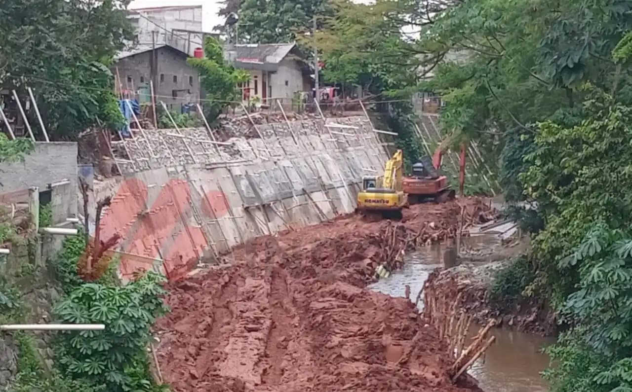 Proyek Sudin SDA Jakarta Timur tahun 2024 di Jl. Gongseng Raya Sisi Utara dan Sisi Selatan Kelurahan Cijantung Kecamatan Pasar Rebo