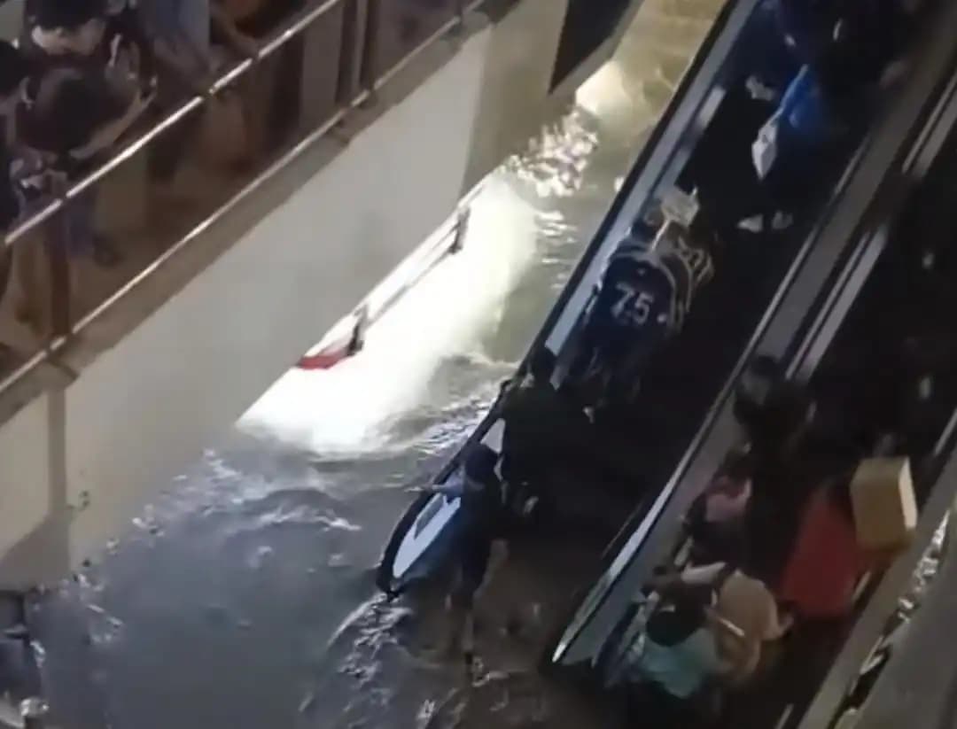 Puluhan Warga Panik saat Lantai Mega Mall Bekasi Terendam Banjir