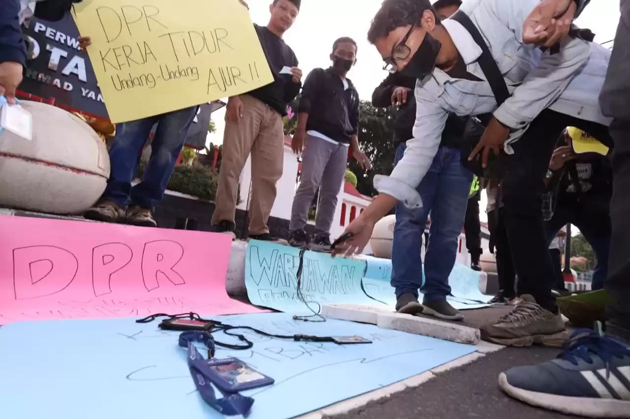 Puluhan Wartawan Blitar, saat melakukan aksi unjuk rasa di depan Kantor DPRD Kota Blitar