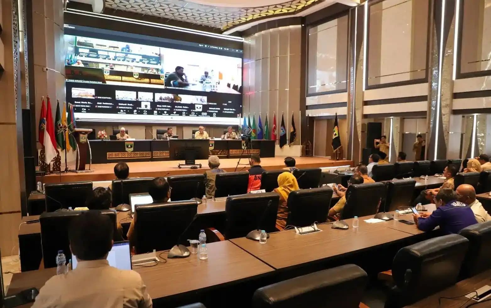 Rapat Percepatan Rehabilitasi dan Rekonstruksi Pascabencana di Sumatra Barat