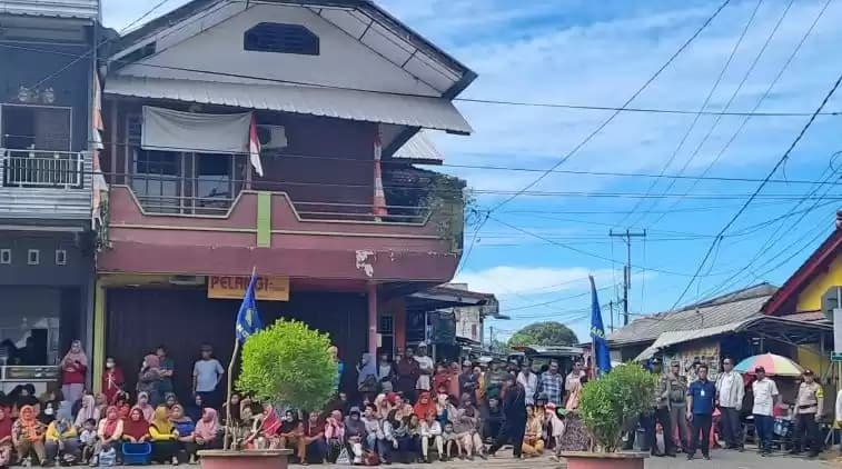 Ratusan warga memadati jalan protokol depan Pasar Toboali yang akan diresmikan Wapres RI Ma'ruf Amin