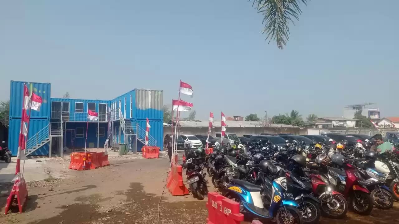 Ruangan baru arsip kendaraan bermotor Samsat Rancaekek, Kabupaten Bandung, Jawa Barat, dari bahan kontainer