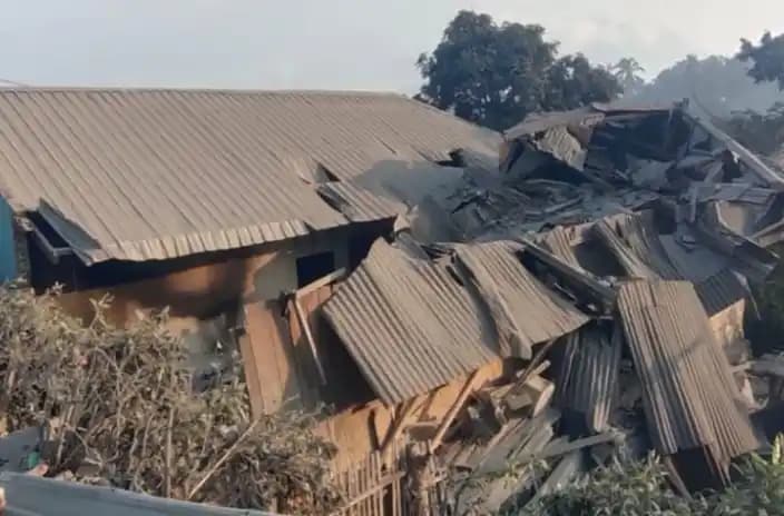 Rumah ambruk