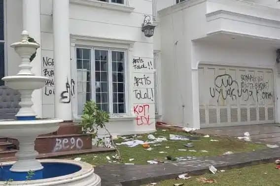 Rumah Uya Kuya Dijarah