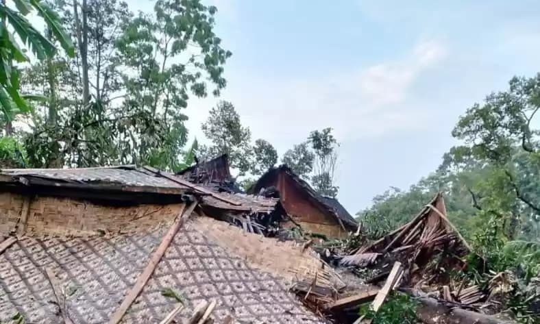 Rumah Warga Ambruk di terjang Angin Puting Beliung