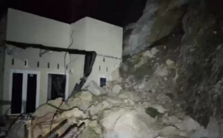 Rumah warga yang tertimbun longsor di Tapanuli Utara