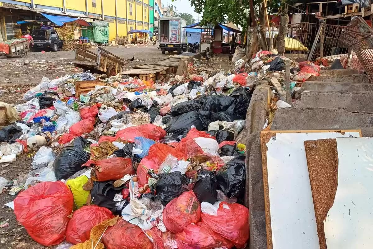 Sampah berantakan di Lokbin kawasan Ragunan karwna warga buang sampahnya sembarangan akhirnya menyebarkan bau dan jorok dekat permukiman