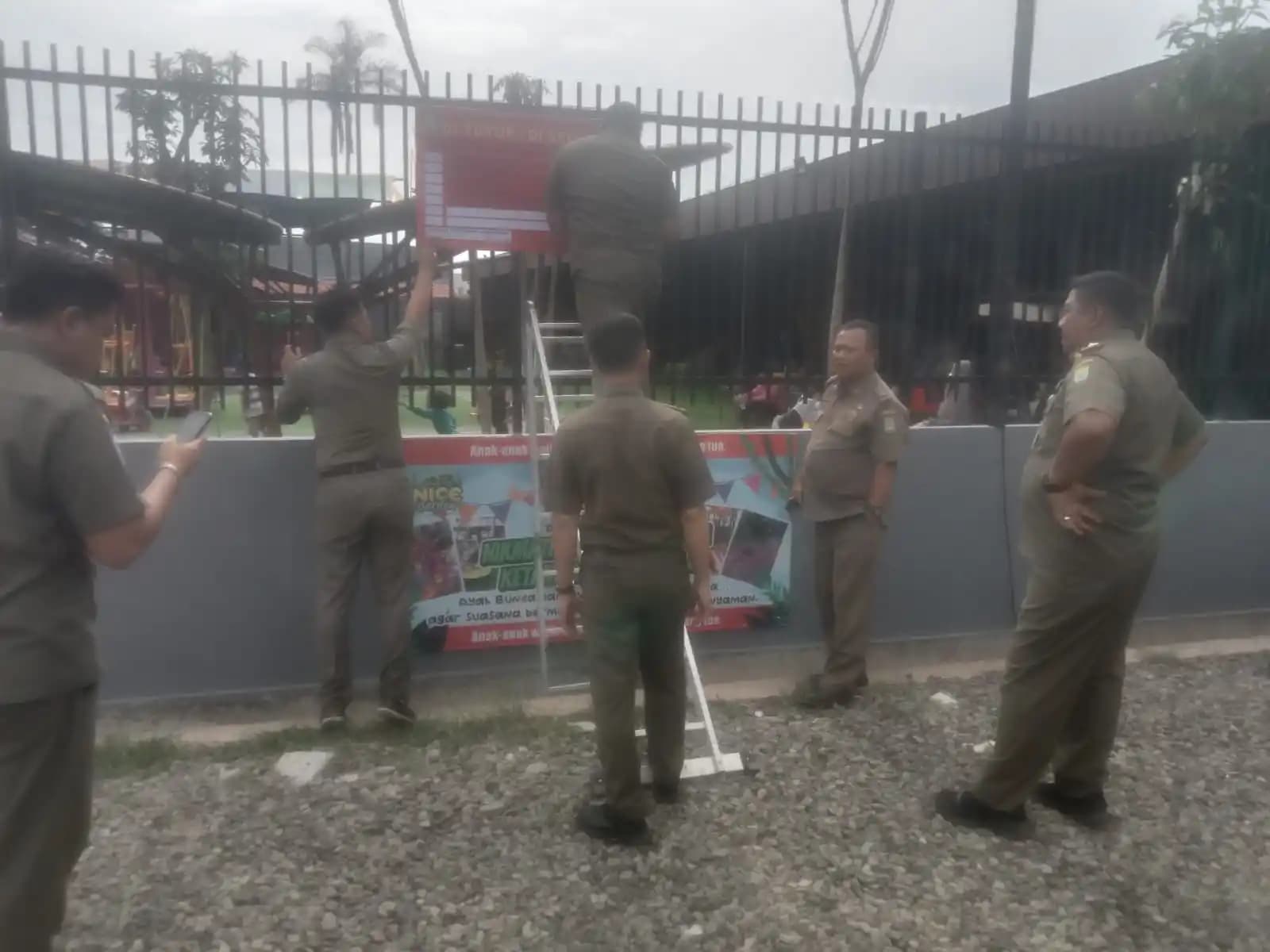 Satpol PP Kota Tanggerang menyegel tempat wisata The Nice Garden Pinang