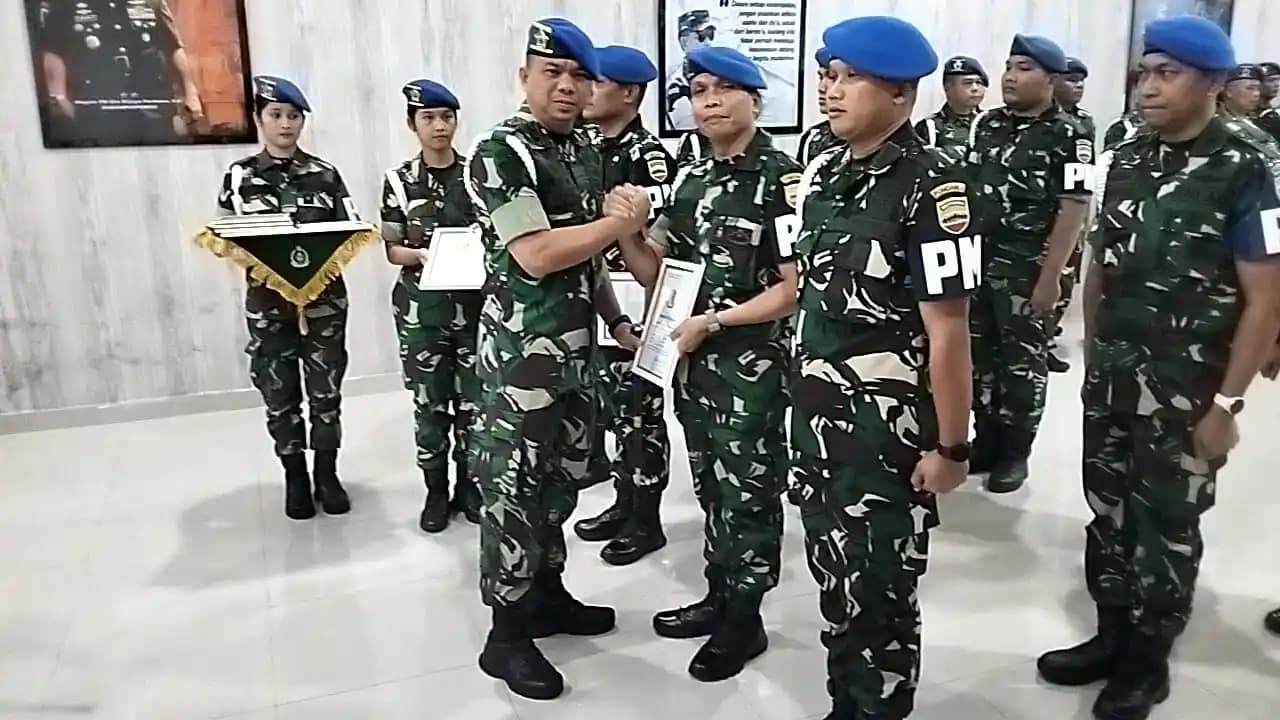 Sebanyak 8 personel Corps Polisi Militer (Cpm) menerima piagam penghargaan