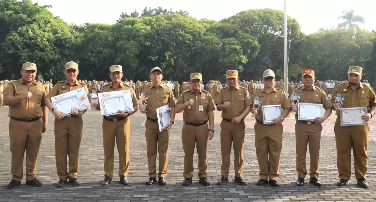 Sebelah Kiri, Kabag Humas (PPID Utama), Saut Hutajulu, Tengah, Pj Wali Kota Bekasi, R Gani Muhamad, Didampingi Setda, Junaedi Usai Menyerahkan Penghargaan Kepada 6 PPID Pelaksana Terbaik dari 43 SKPD