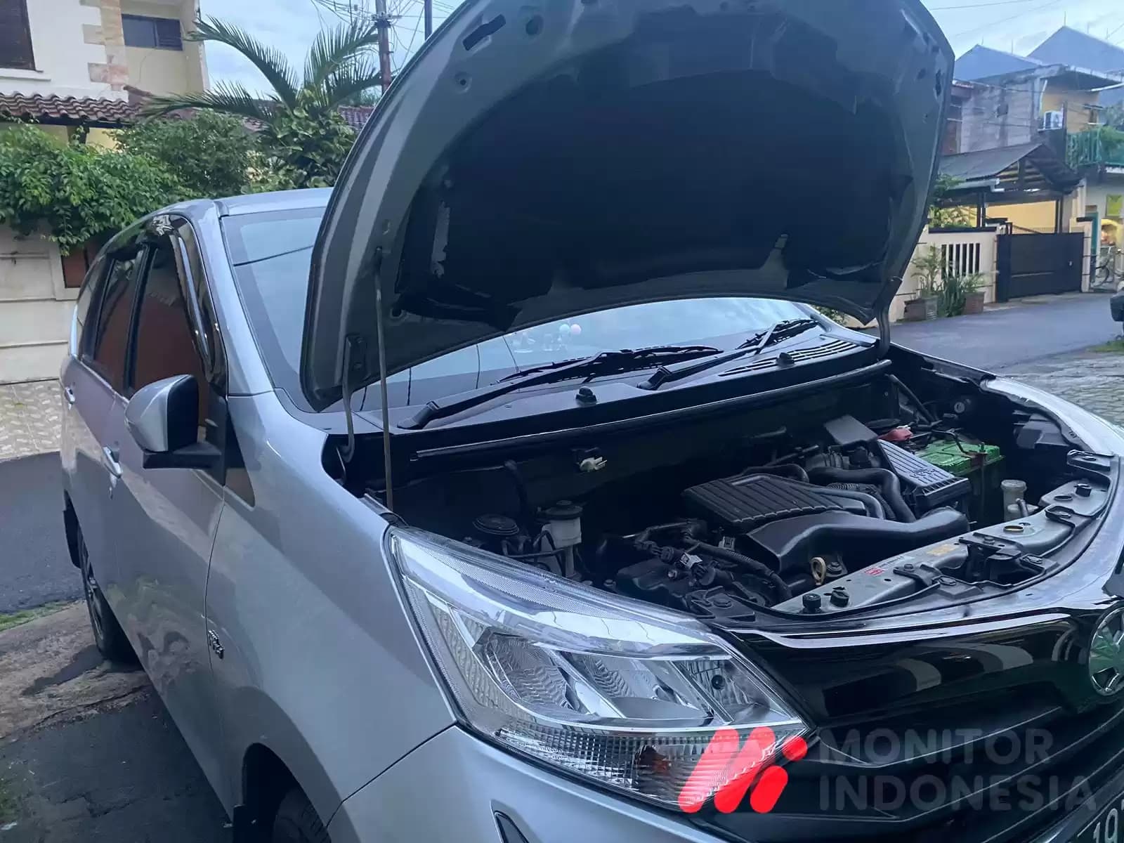 Sedang Memanaskan Mesin Mobil