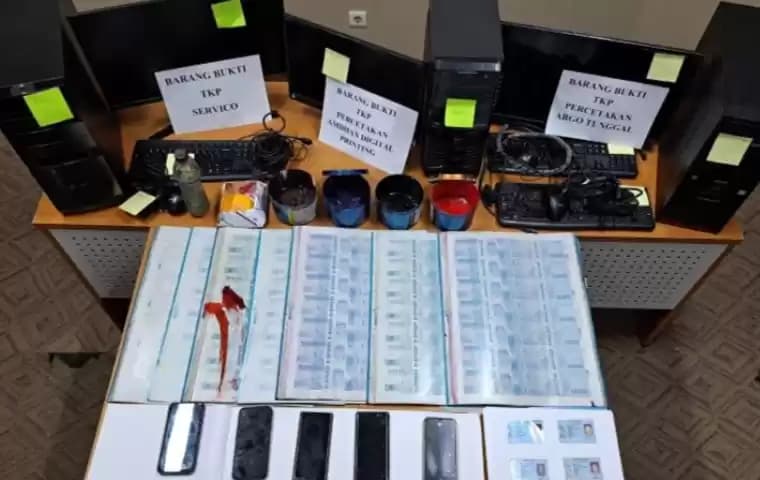 Sejumlah barbuk hasil penggerebekan rumah produksi uang palsu di Bekasi