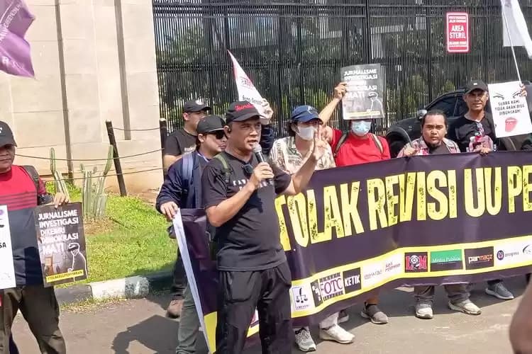 Sekjen AJI Bayu Wardhana saat berorasi di depan Gedung DPR, Jakarta Pusat, Senin (27/5/2024).