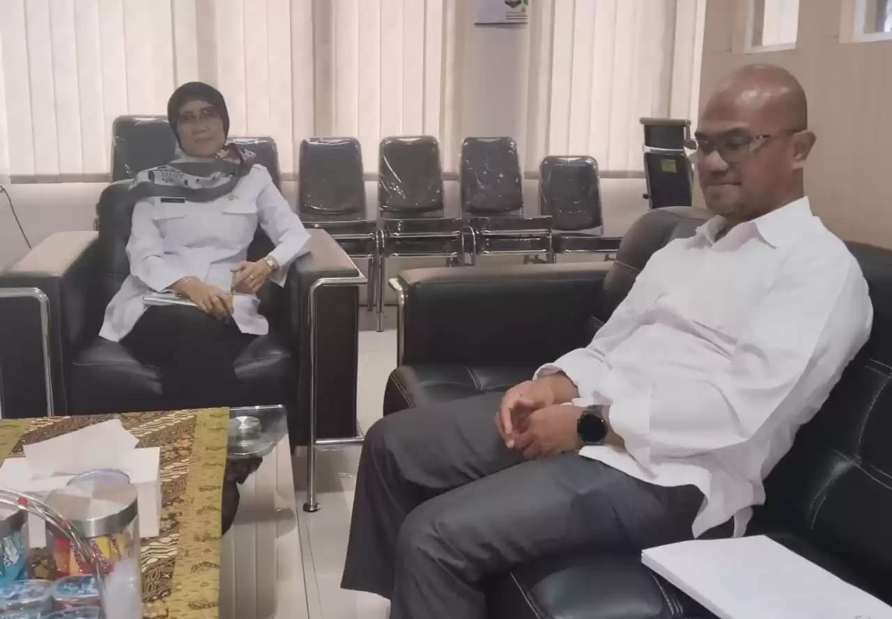 Sekretaris Bappelitbangda Kota Bekasi, Lusi (kiri) didampingi Kepala Bidang, Analisis dan Pembangunan Bappelitbangda ketika Menyampaikan keterangan pers (Foto: Istimewa)