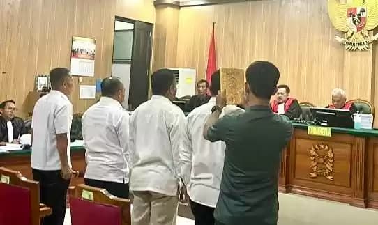 Sekretaris Daerah Provinsi Maluku Utara Samsuddin A. Kadir (paling kanan) dan beberapa pejabat lainnya diambil sumpah sebelum bersaksi di persidangan di PN Ternate beberapa waktu lalu (Foto: MI/Ist)