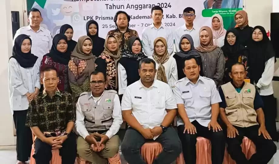 Sekretaris Disnaker Nanang Adi Putranto bersama para peserta